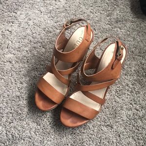 Guess tan wedges